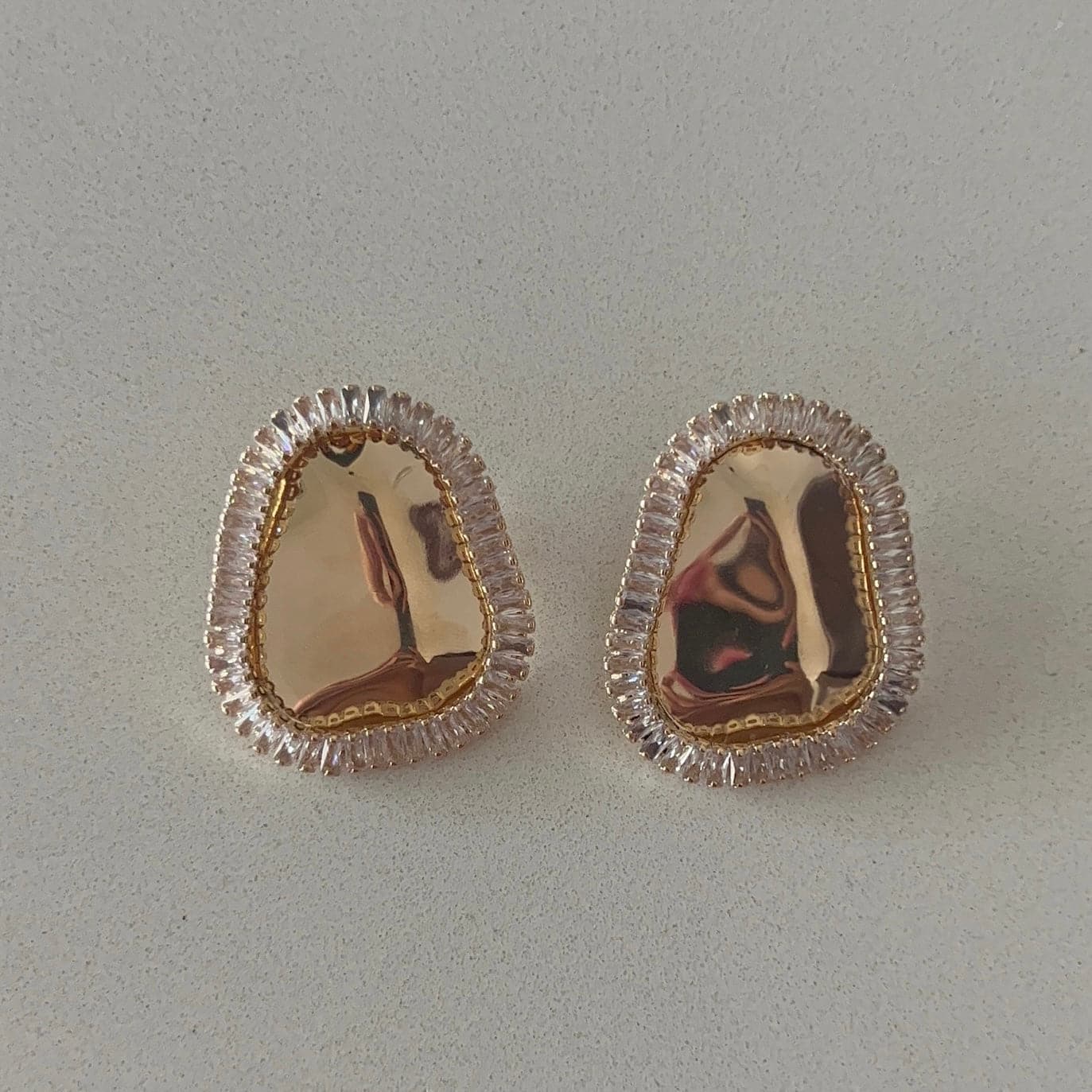 MAIN CHARACTER STUD EARRINGS