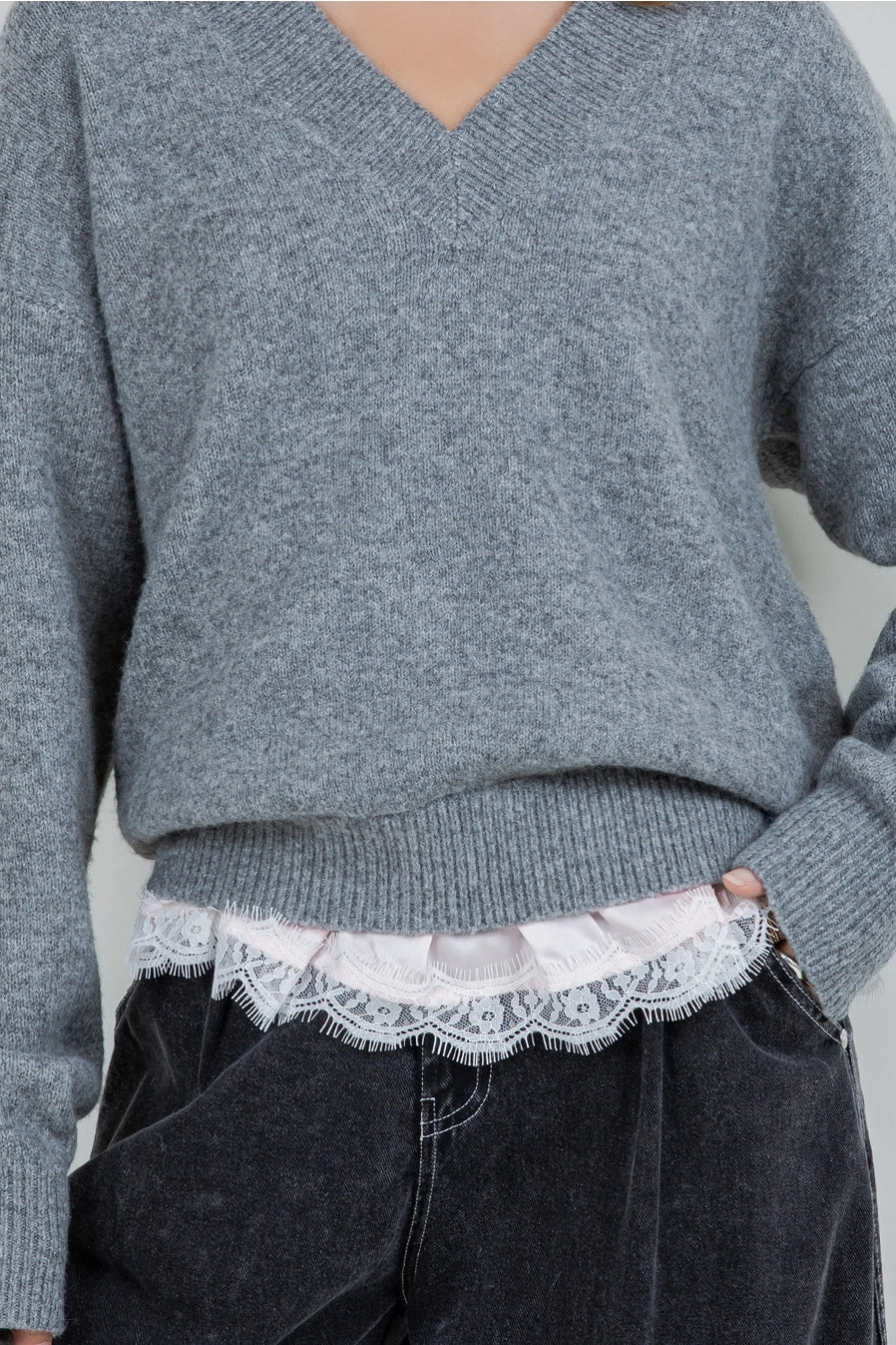 V-NECK LACE RUFFLE SWEATER