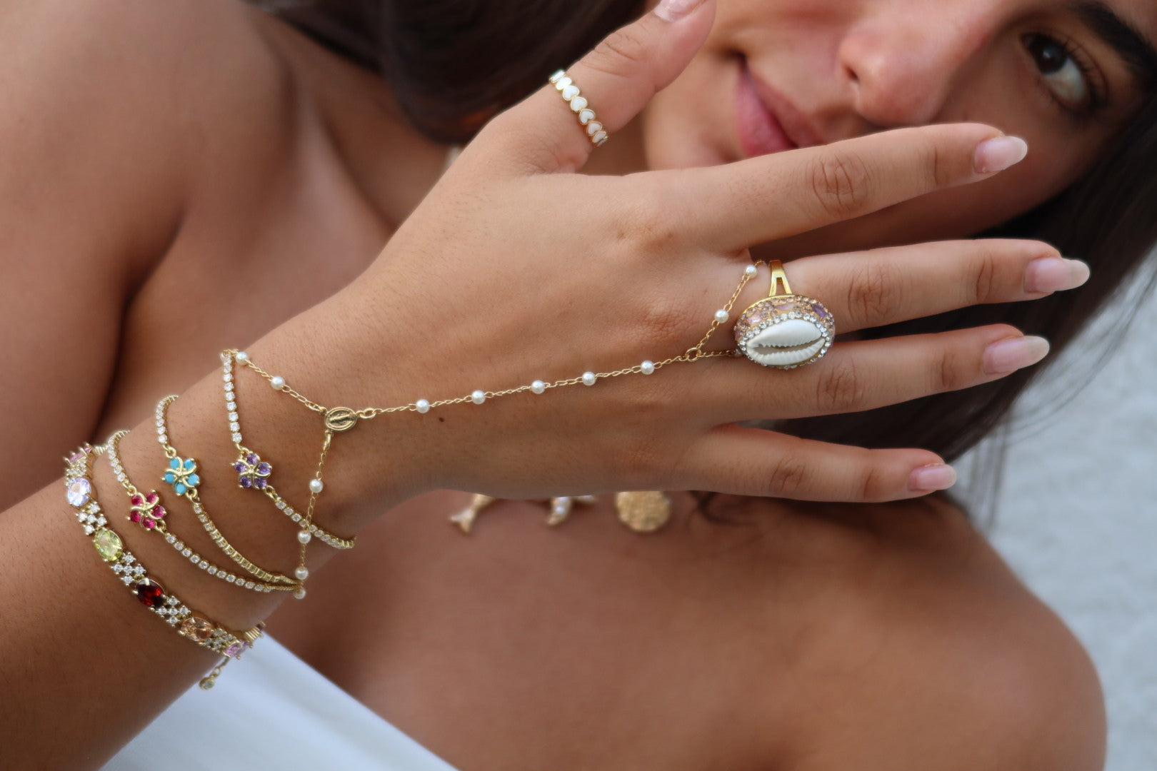 PEARL CHARM HAND CHAIN